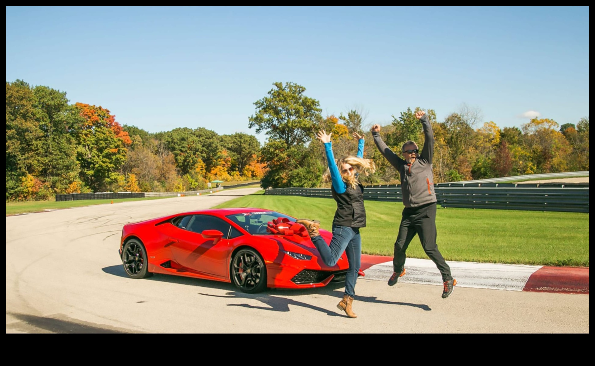 السرعة والأناقة: هدايا لعشاق السيارات في عيد الحب أثناء القيادة