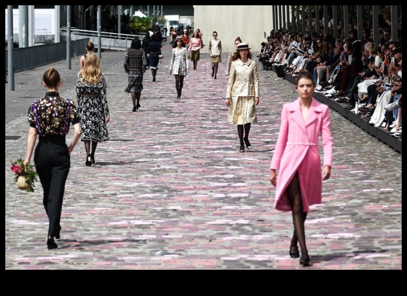 أضواء المدينة، ليالي المدرج: التألق في وهج الموضة الحضرية