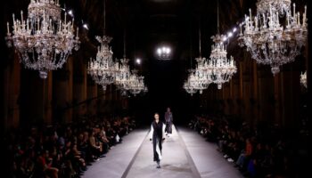 أضواء المدينة، ليالي المدرج: التألق في وهج الموضة الحضرية