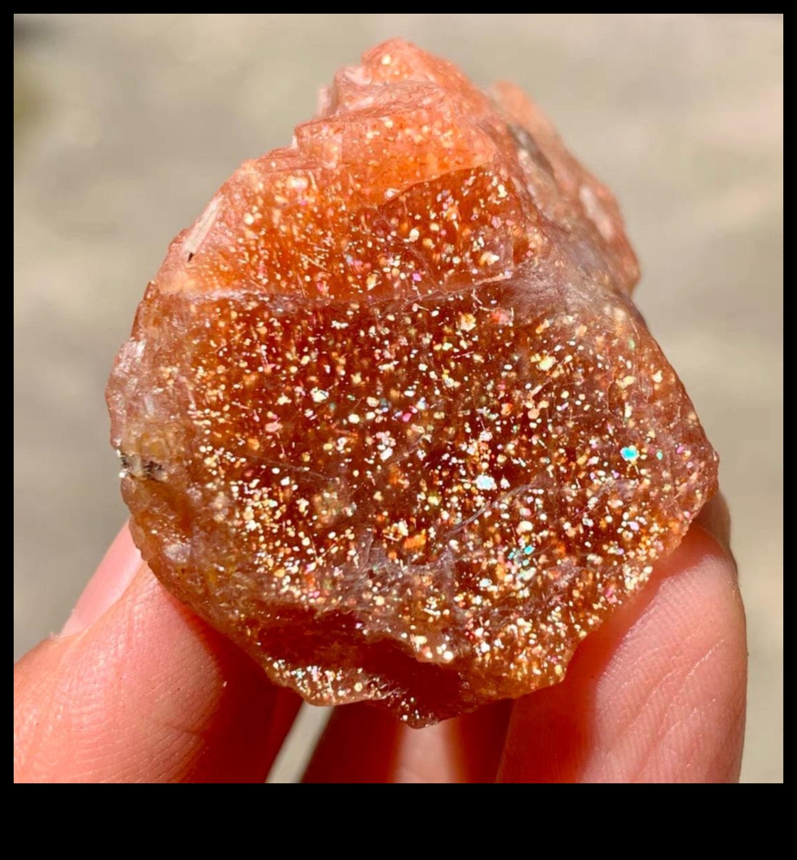 صنستون سباركل: يتلألأ في دفء الأحجار الكريمة المضاءة بنور الشمس