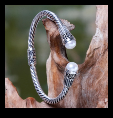 روعة منحوتة: استمتع بالفن مع إبداعات الأساور المنحوتة لدينا